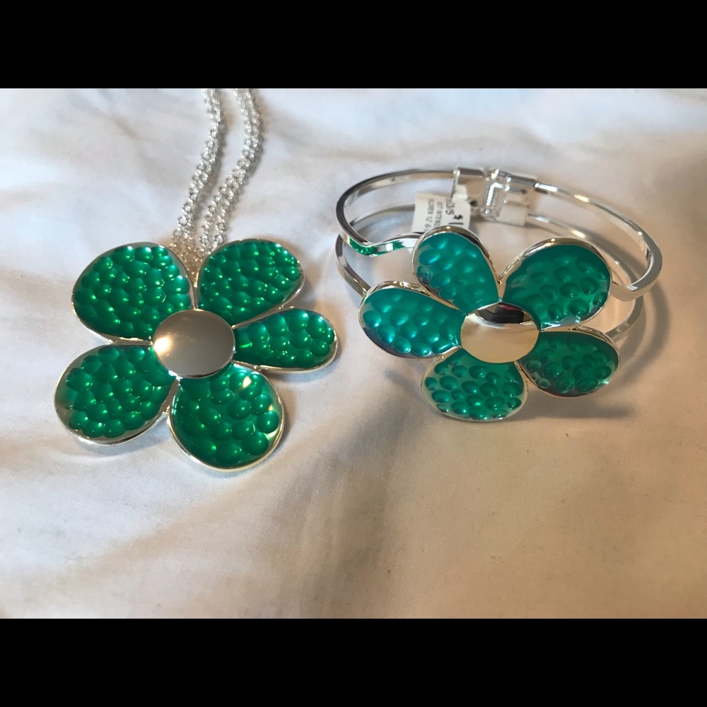 New floral necklace and bracelet